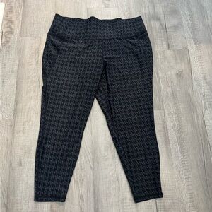 Livi Active Dark Patterned Cropped Pants